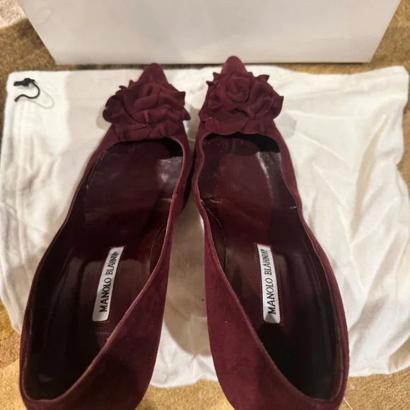 Manolo Blahnik Lisa Burgundy Suede Flower Pumps 40.5 - Picture 2 of 5